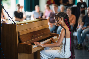 meisje zit achter de piano